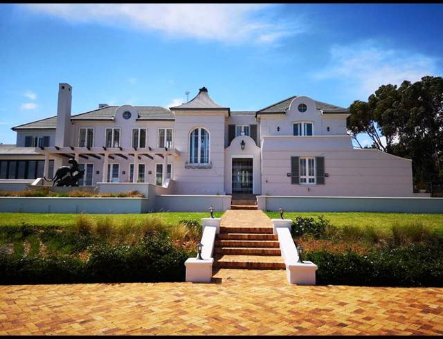 5 BEDROOM HOUSE FOR SALE IN SIR LOWRY'S PASS